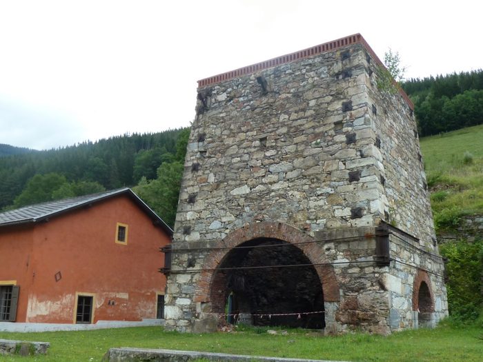 Der freistehende Ofenstock des Radwerkes III aus Naturstein