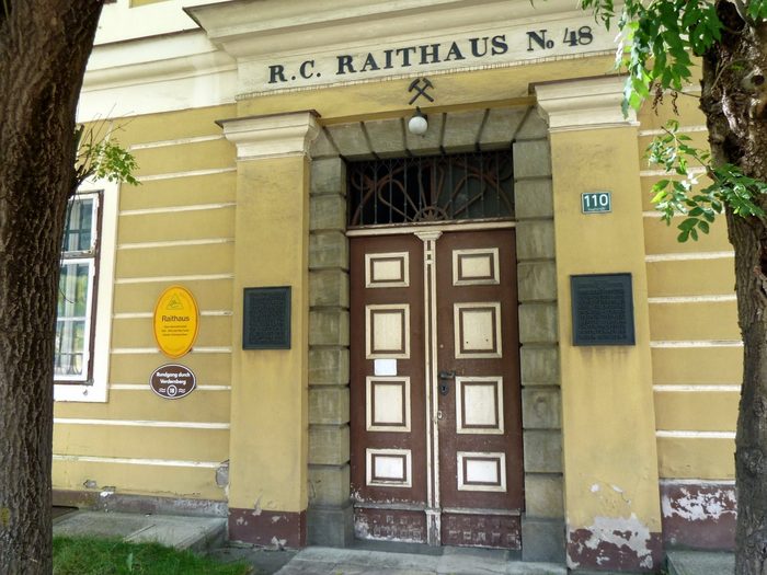 Das Portal des Raithauses mit der Inschrift R.C. Raithaus No 48 und dem Bergbauzeichen Schlägel und Eisen darüber