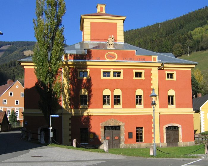 Die rot-ocker gefasste Südfassade des Radwerkes IV bei Sonnenschein